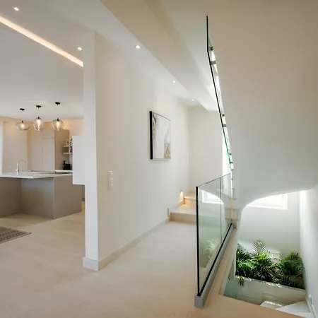Klaudia Villa *